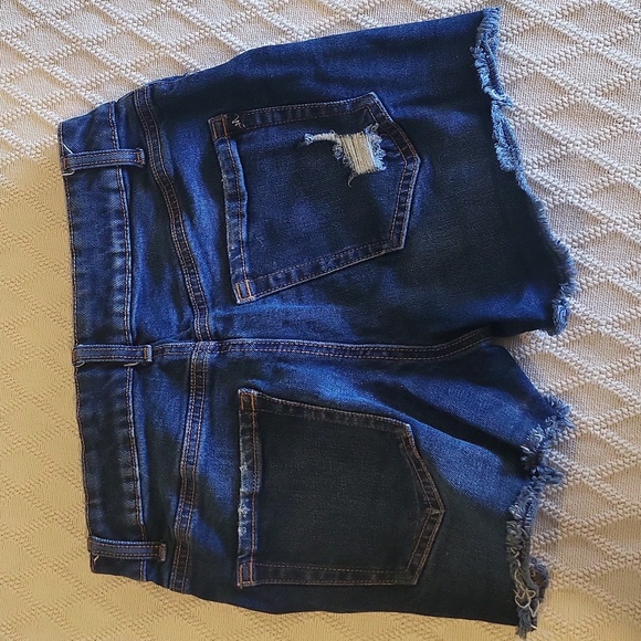M Jeans distressed denim 💙 shorts,  size 6 - Picture 2 of 5